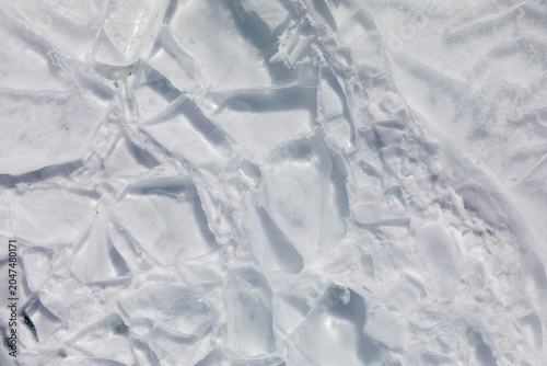 Valokuva Close-up of cracked and layered ice plates forming an abstract winter texture on