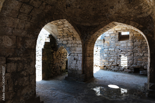 Foto Derbent, Russia - June 18, 2025: Atmospheric interior view of stone vaults and a