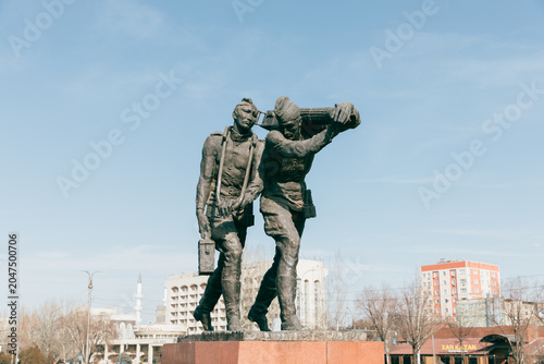 Fotografia Bishkek, Kyrgyzstan - February 23, 2025: Bronze Monument of Two Soldiers in Bish