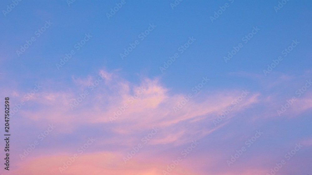 Obraz premium Pastel Sunset Sky with Wispy Clouds