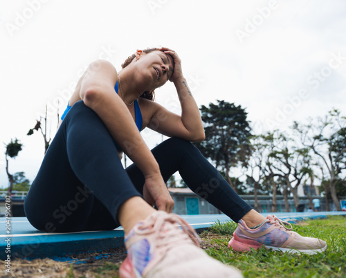 Foto Female athlete exhausted and resting after intense training