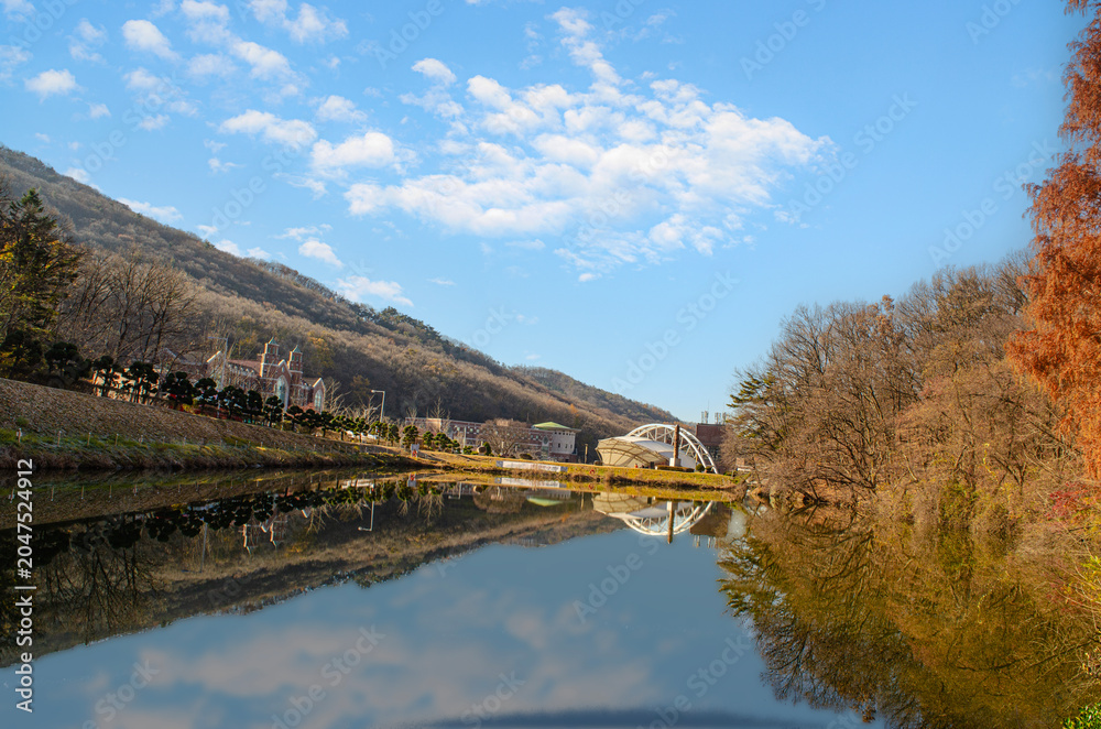Naklejka premium Scenery of Myong Su Dang Lake with sky could clear in autumn.