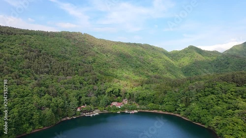 緑豊かな山間部の湖を空から撮影した爽やかな初夏の自然風景
