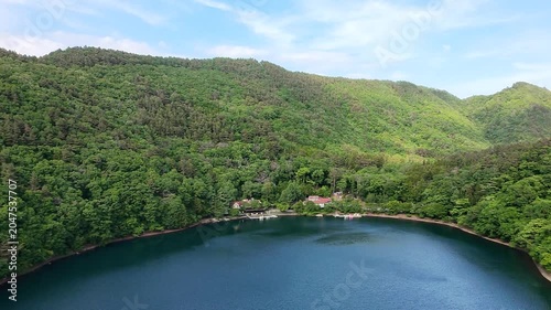 大自然が織りなす初夏の湖と山々の絶景を捉えたドローン空撮素材