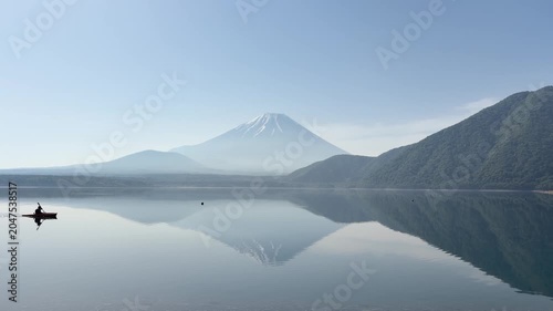 山梨県本栖湖から望む美しい富士山と湖面に映り込む逆さ富士の自然風景