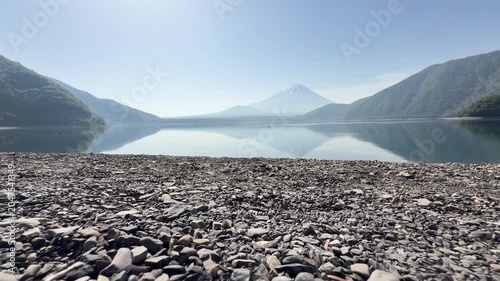 本栖湖の静かな湖面に映る逆さ富士と雄大な富士山の絶景風景