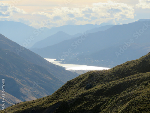 Fotografía Sunlit lake winding through mountain valleys near Queenstown New Zealand with at