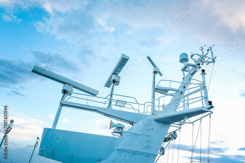 Fotografía White cruise ship mast with marine radar antennas and satellite communication domes