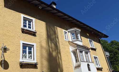 Fotografía the historic center of Chiusa (Klausen) with its picturesque houses in South Tyr