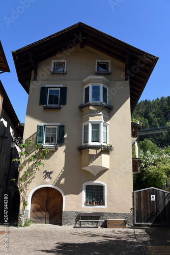 Foto the historic center of Chiusa (Klausen) with its picturesque houses in South Tyr