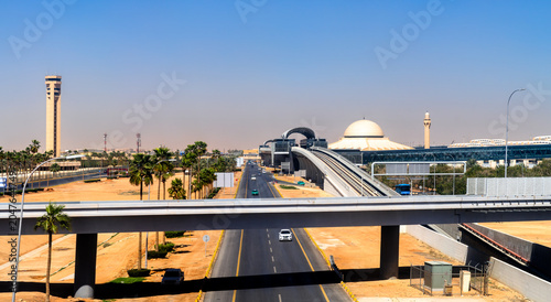Foto Modern architecture of the Riyadh metro line station and highway infrastructure