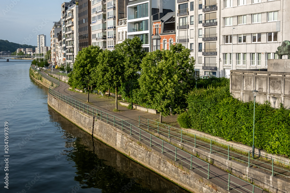 Fototapeta premium Uferpromenade an der Maas mit Wohnhäusern in Lüttich, Wallonien, Belgien
