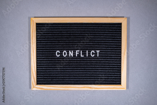 Konfliktwort auf Buchstabentafel