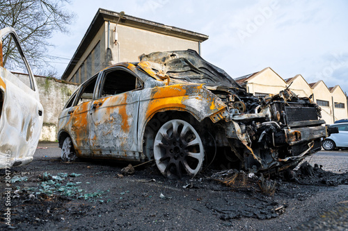 Cuadro en lienzo Car set alight in a car park (Lyon, France)