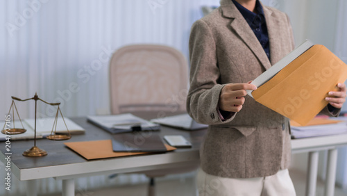 Fotografía professional lawyer reviewing legal document folder standing in modern law offic