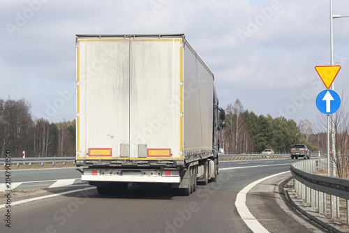 Bild auf Leinwand White cargo truck on highway curve