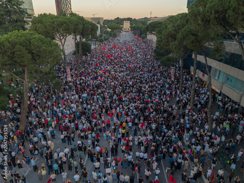 Foto High angle aerial photo of dense protest crowd in Tirana