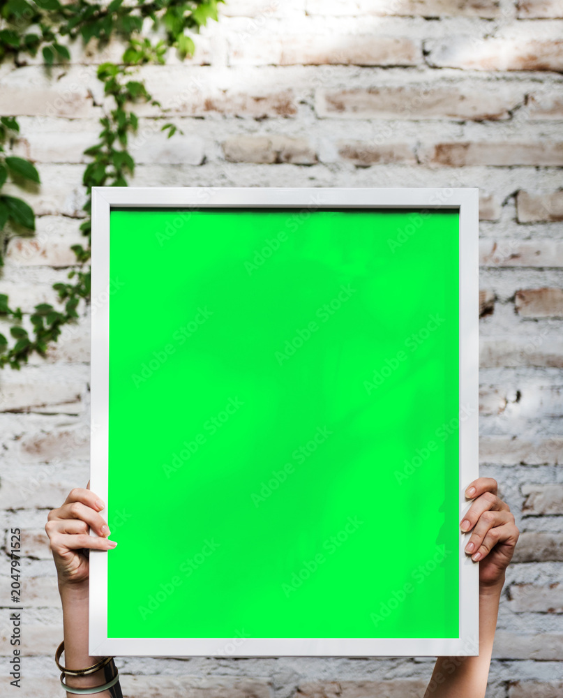 Obraz premium Vibrant green poster frame outdoors, suitable as mockup
