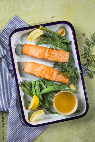 Grilled salmon wich green beans, lemon and herbs
