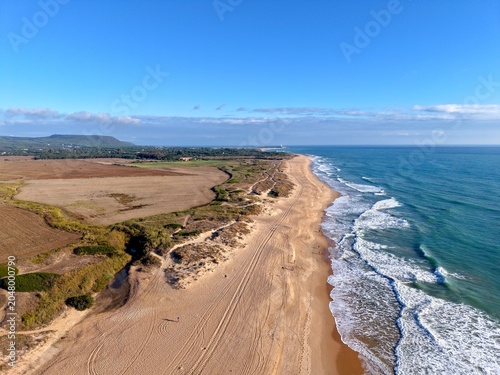 Foto aerial view of the endless natural sandy beach Playa Mangueta between El Palmar
