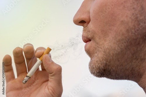 Foto man smoking cigarette bad habit addiction close up face exhale smoke unhealth li