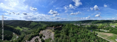 Foto Vue panoramique aérienne des ruines du château d' Herbeumont en Belgique