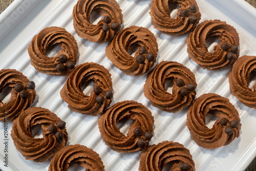 Foto kue sagu cokelat, chocolate sago cookies topped with chocochips