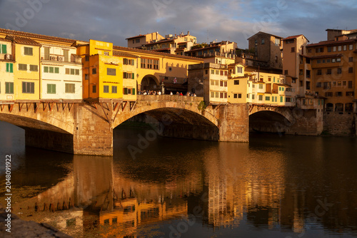 Tableau sur toile Ponte Vecchio over the Arno River in Florence, Italy