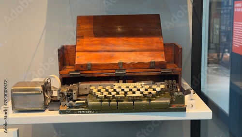Foto Vintage Mechanical Cipher Machine with Wooden Case on Museum Display