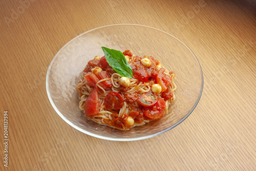 トマトとモッツァレラチーズの冷製カッペリーニ レストランの夏ランチ | Cold Tomato and Mozzarella Pasta for Summer Restaurant Lunch