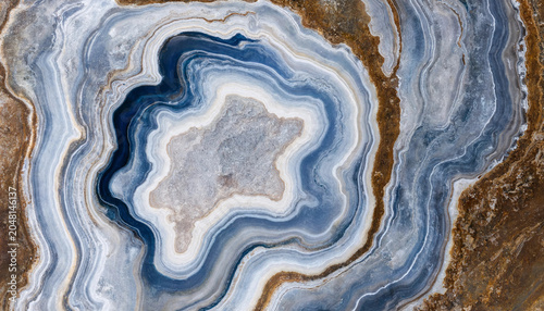 Foto A detailed close-up of a polished agate stone slice showing concentric layers of