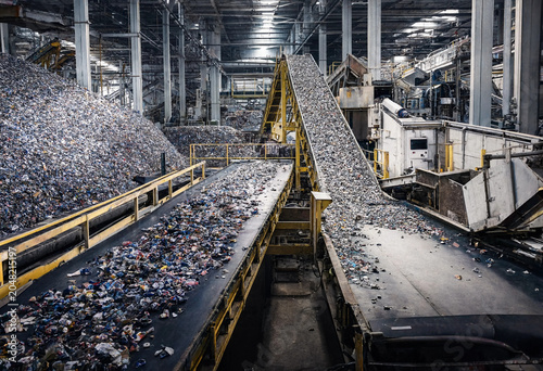 Fotografía Large industrial waste recycling facility with conveyor belts moving piles of mi