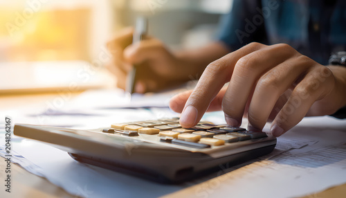 Paar mittleren Alters verwaltet Finanzen auf dem Sofa: Inflation, Budgetierung und Gruppeneinkaufslösungen