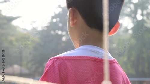 사람 축구 선수 스포츠 훈련 코트 야외 일상 소품 디테일 자재: 야외 인조잔디구장에서 한 유소년 선수가 햇살을 받으며 먼 곳을 바라보는 옆모습을 담은 클로즈업 동영상 클립입니다.
