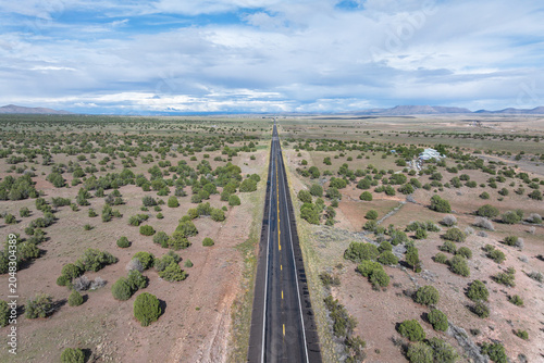 Foto Aerial view of Arizona's uninhabited areas along Route 66.