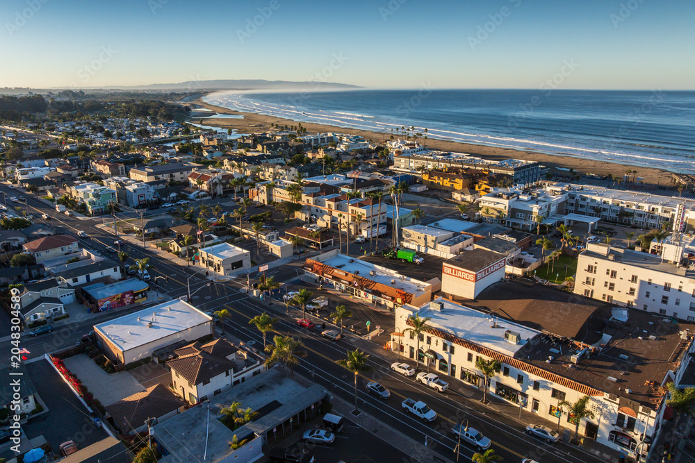 Fototapeta premium Aerial view of the natural scenery along the coast of Pismo Beach, California, USA.