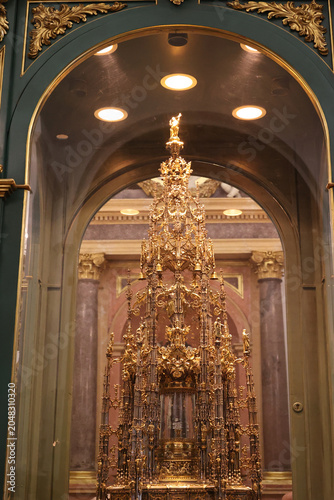 Φωτογραφία The gilded monstrance in the Chapel of the Mosque of Santa Teresa – Mosque-Cathe