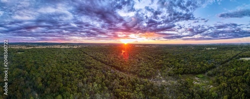 Quadro su tela A beautiful sunset over the mountains and bushland