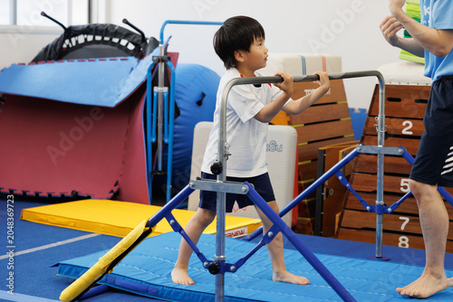 鉄棒の練習をする男の子