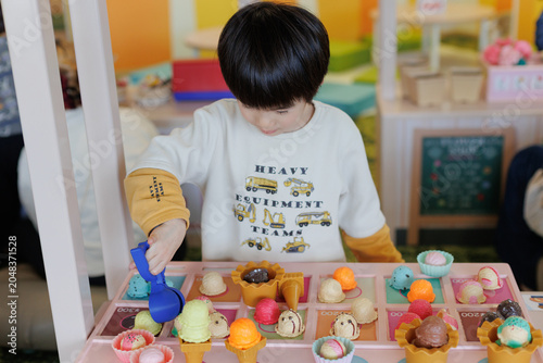 Cuadro en lienzo ままごとで遊ぶ男の子