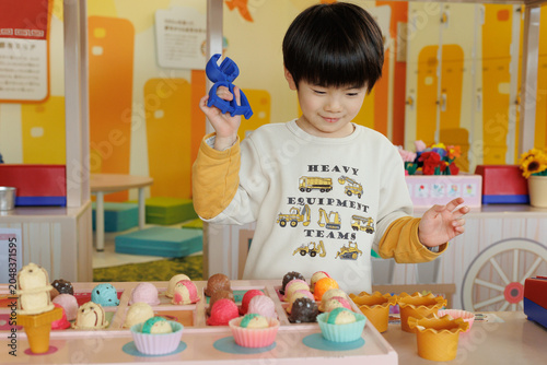 Foto ままごとで遊ぶ男の子