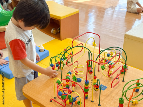 知育玩具で遊ぶ子供