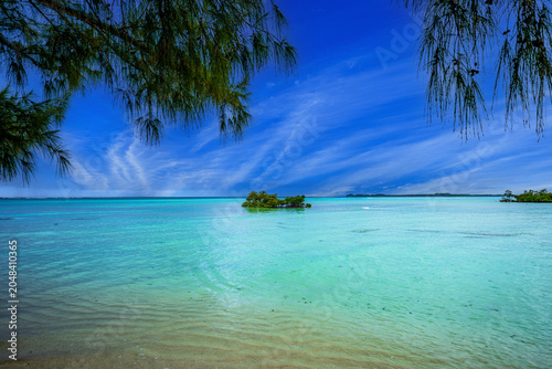 Φωτογραφία Serene turquoise lagoon with crystal-clear shallow water and small mangrove islets under dramatic tropical clouds in Cherokee, Abaco, Bahamas