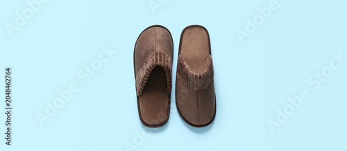 Cozy brown house slippers w...
