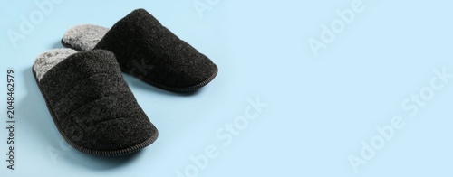 Cozy black house slippers o...