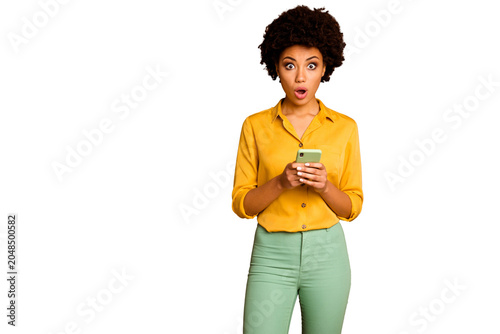 Foto Photo of upset dark skin wavy lady holding telephone app freelancer open mouth r