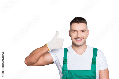 Foto Photo of handsome virile muscles guy holding arm raising thumb up skilled engine
