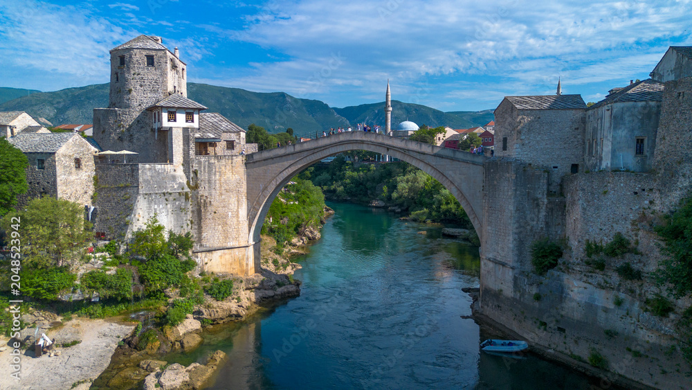 Obraz premium Scenic panoramic view of historical Old Bridge Stari Most over Neretva river in Mostar, Bosnia and Herzegovina