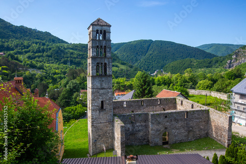 Foto Low angle view of historical St Luke bell tower and medieval St Mary church ruin