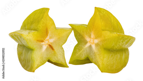 Foto Isolated two fresh carambola slices, juicy starfruit halves cut and arranged nat